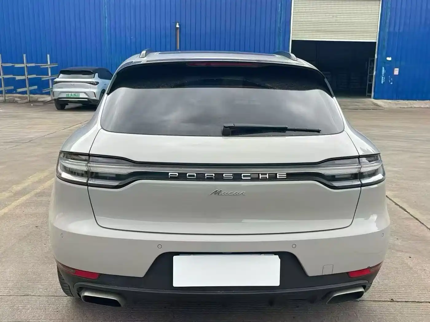 PORSCHE MACAN