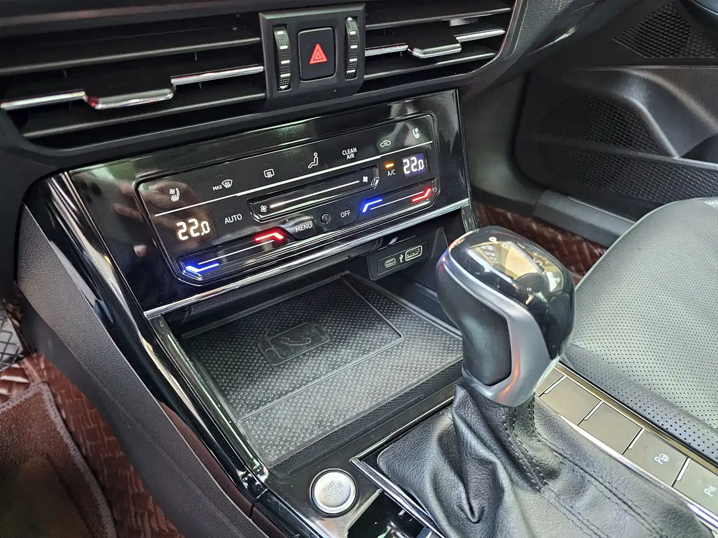 Volkswagen Passat 2022 330TSI Starlight Luxury Edition фото 20