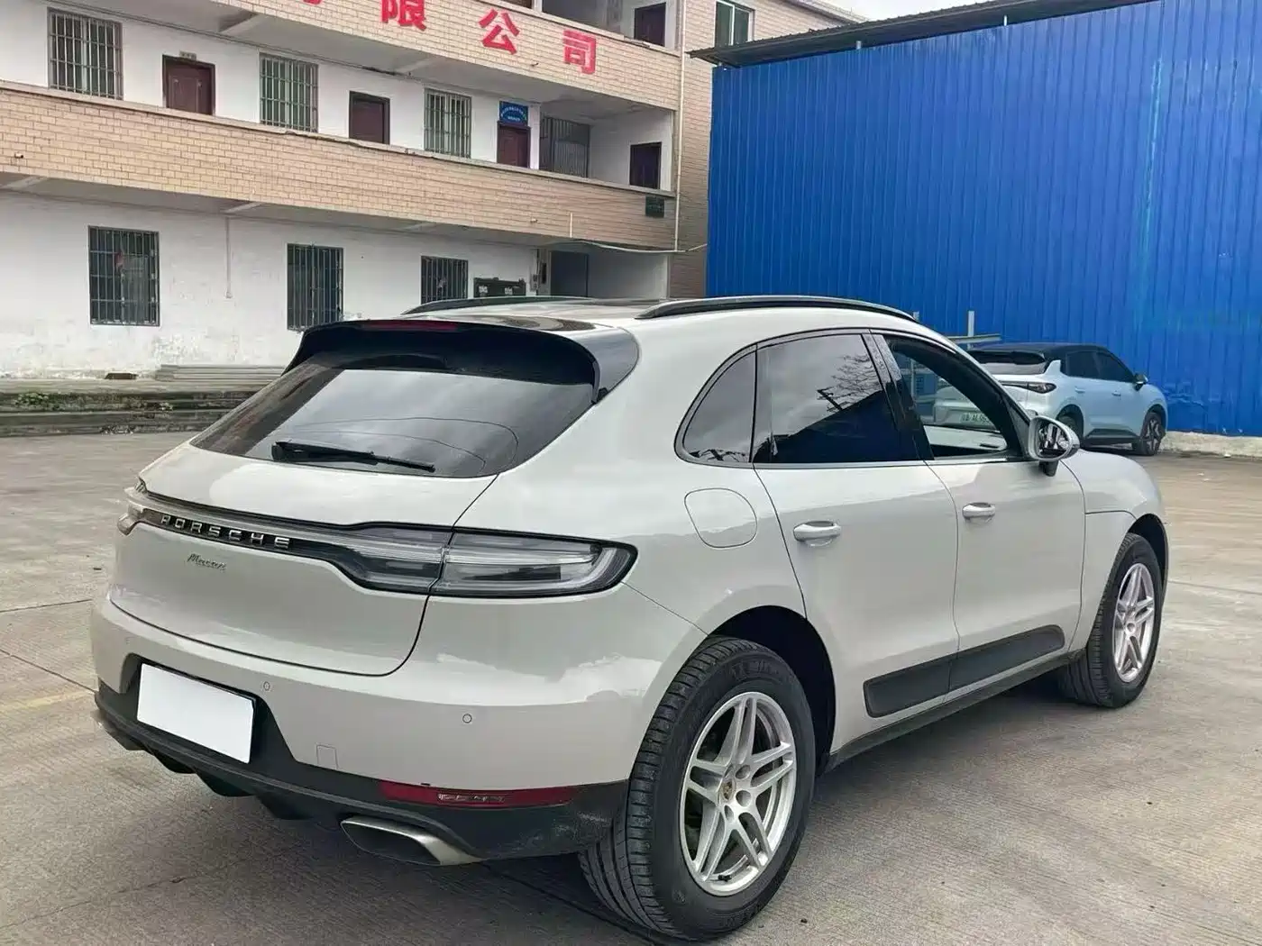 PORSCHE MACAN
