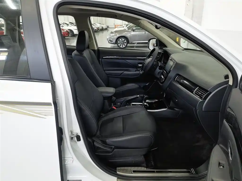 Mitsubishi Outlander 2018 2.0L 2WD Glory Edition 5-seater фото 23
