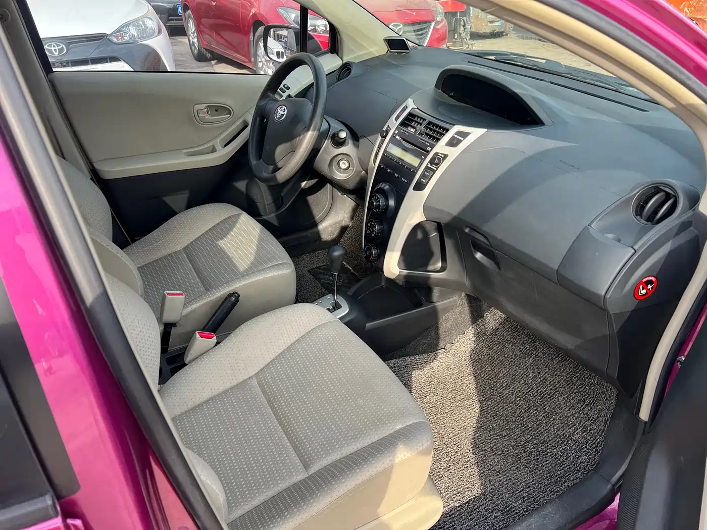Toyota Yaris 2011 1.6E Auto Charm Edition фото 13