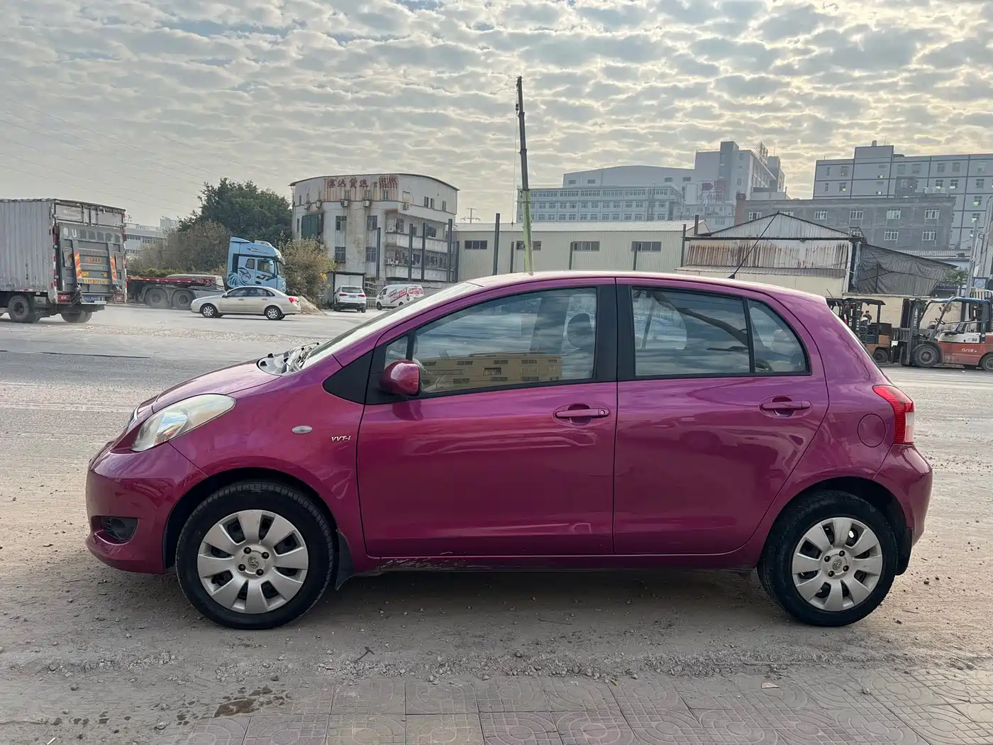 Toyota Yaris 2011 1.6E Auto Charm Edition фото 4