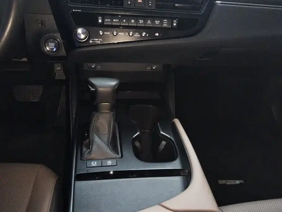 Фото 16 - Lexus ES