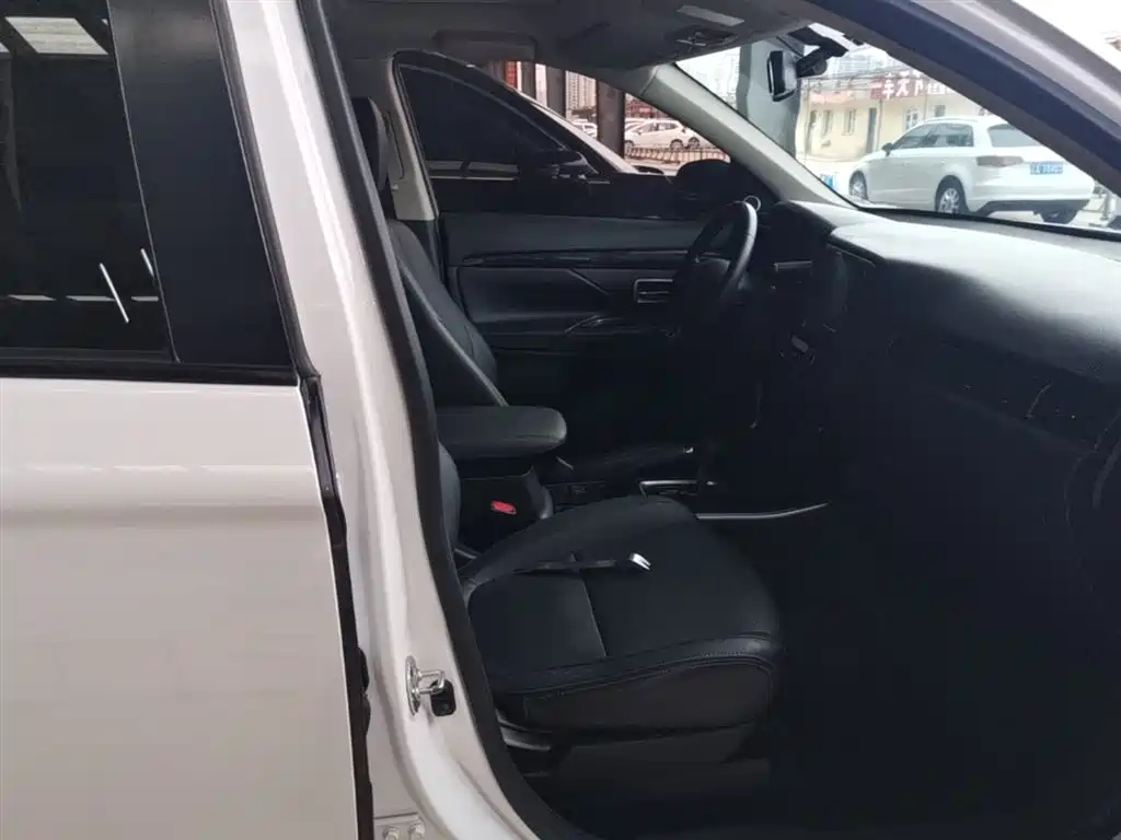 Mitsubishi Outlander 2018 2.0L 2WD Glory Edition 5-seater фото 25