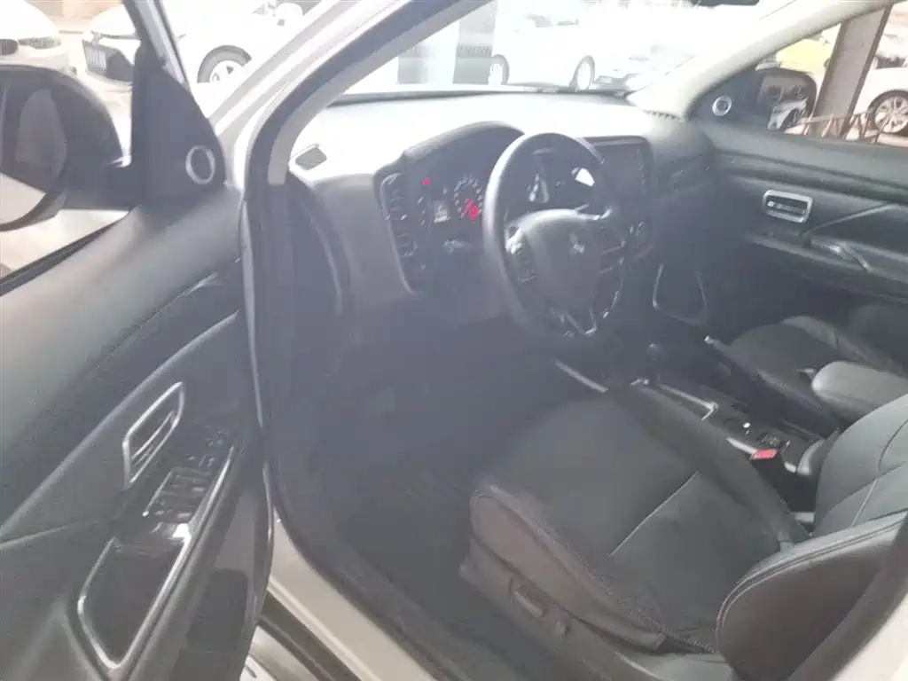 Mitsubishi Outlander 2018 2.0L 2WD Glory Edition 5-seater фото 16