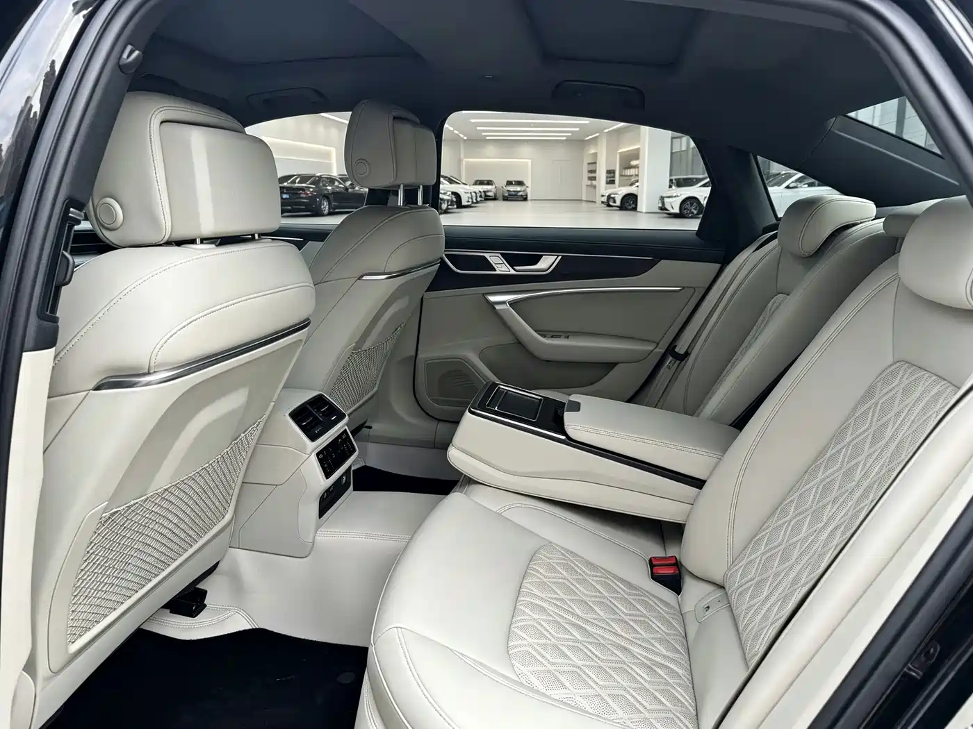 Фото 10 - Audi A6L