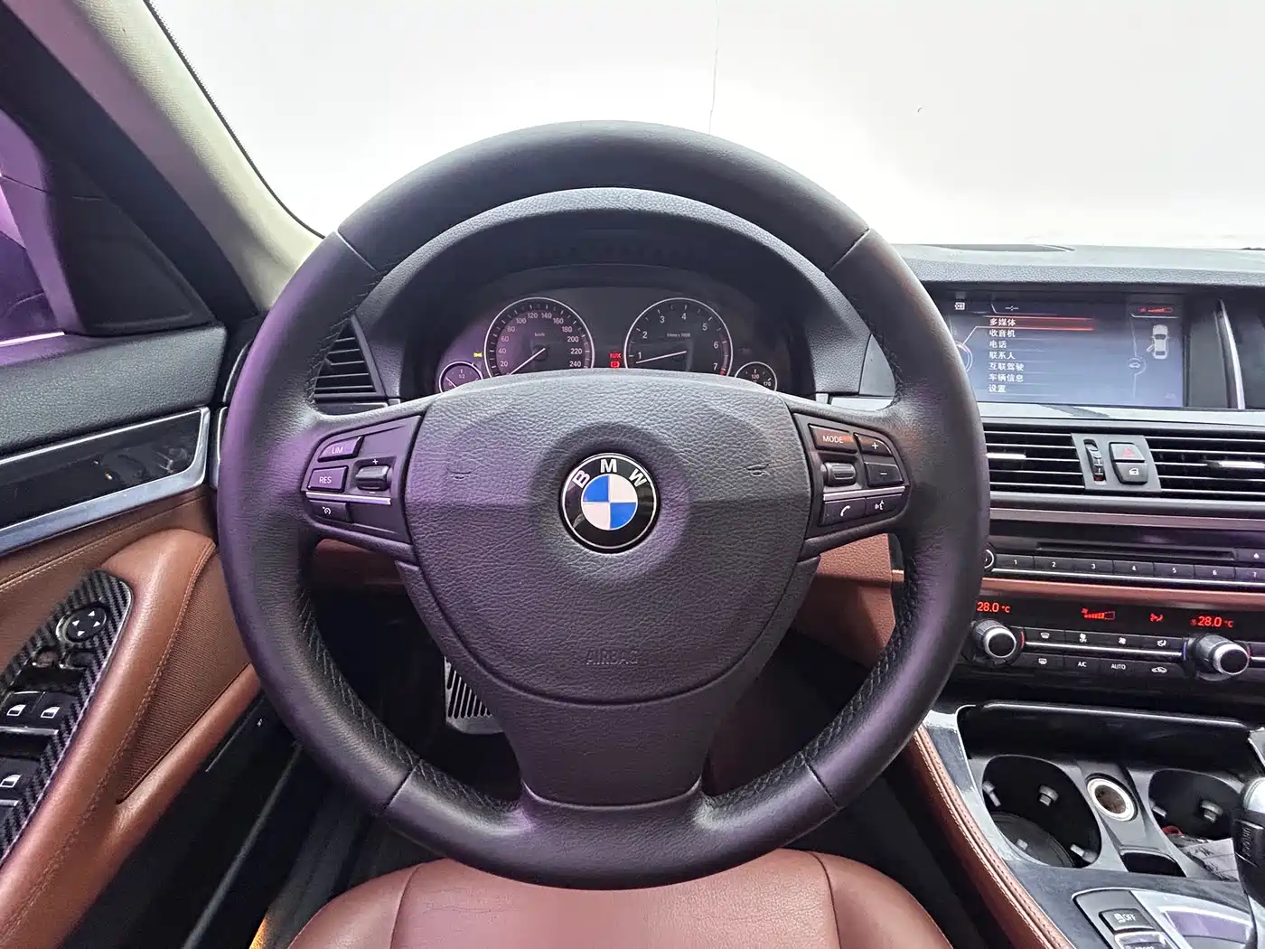 BMW 5 Series (Import) 2014 520i Classic фото 12