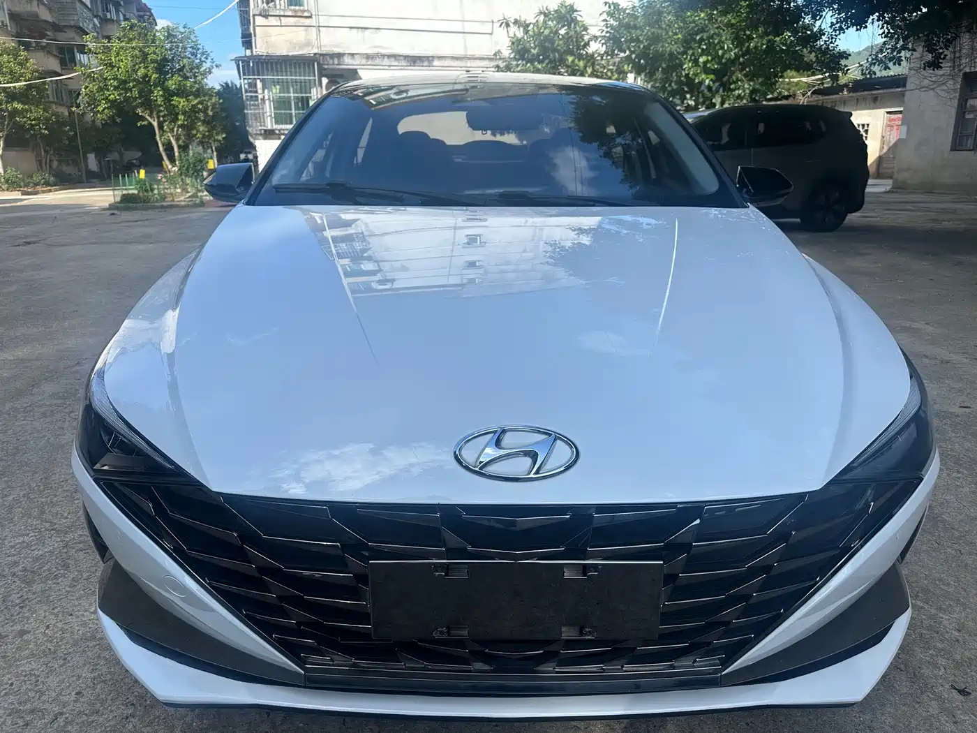 Hyundai Elantra 2022 1.5L CVT LUX Premium Edition фото 2