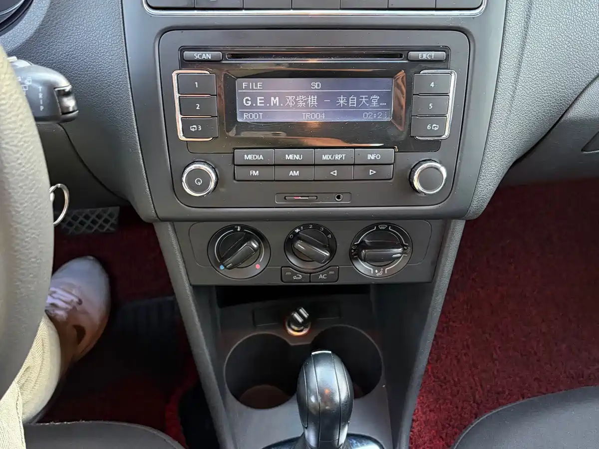 Volkswagen Polo 2011 1.4L Automatic Style Edition фото 16