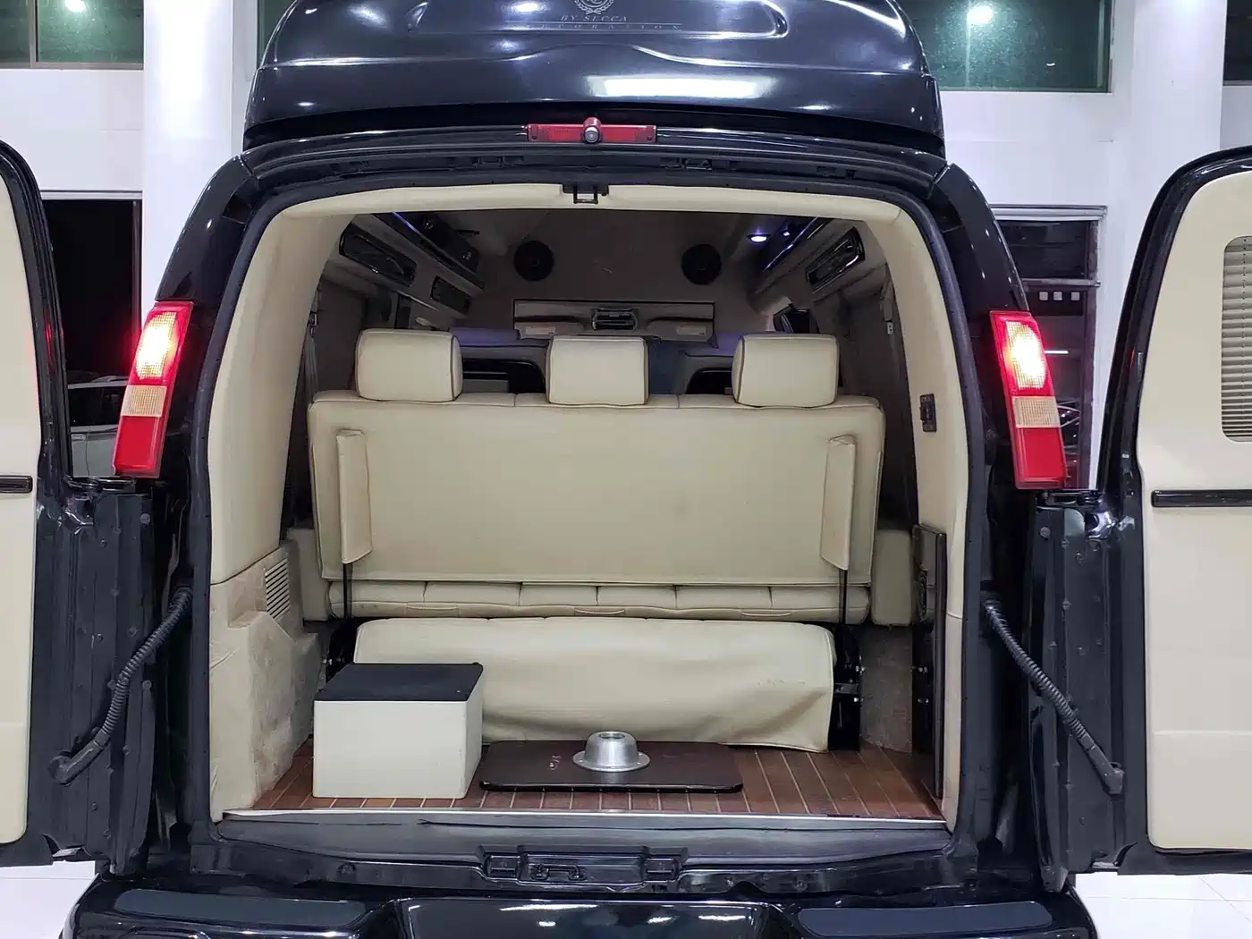 GMC Savana 2017 2014 6.0L Long Wheelbase Leader Edition