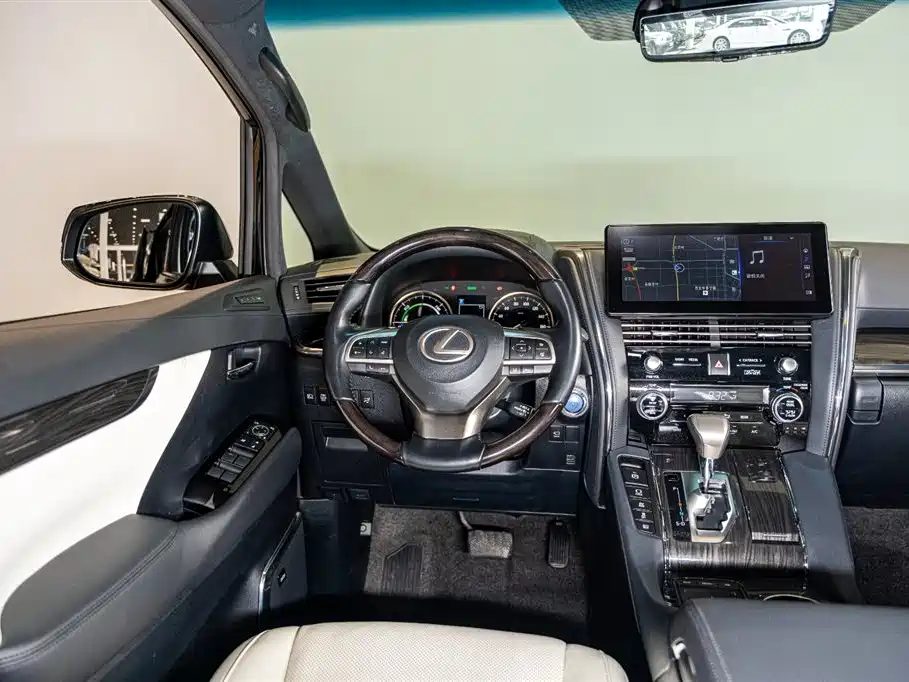 LEXUS LM
