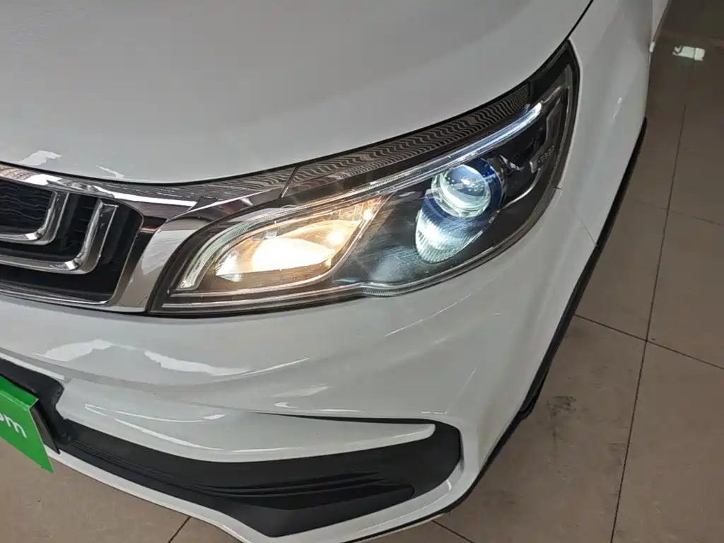 Фото 24 - Geely Vision X3