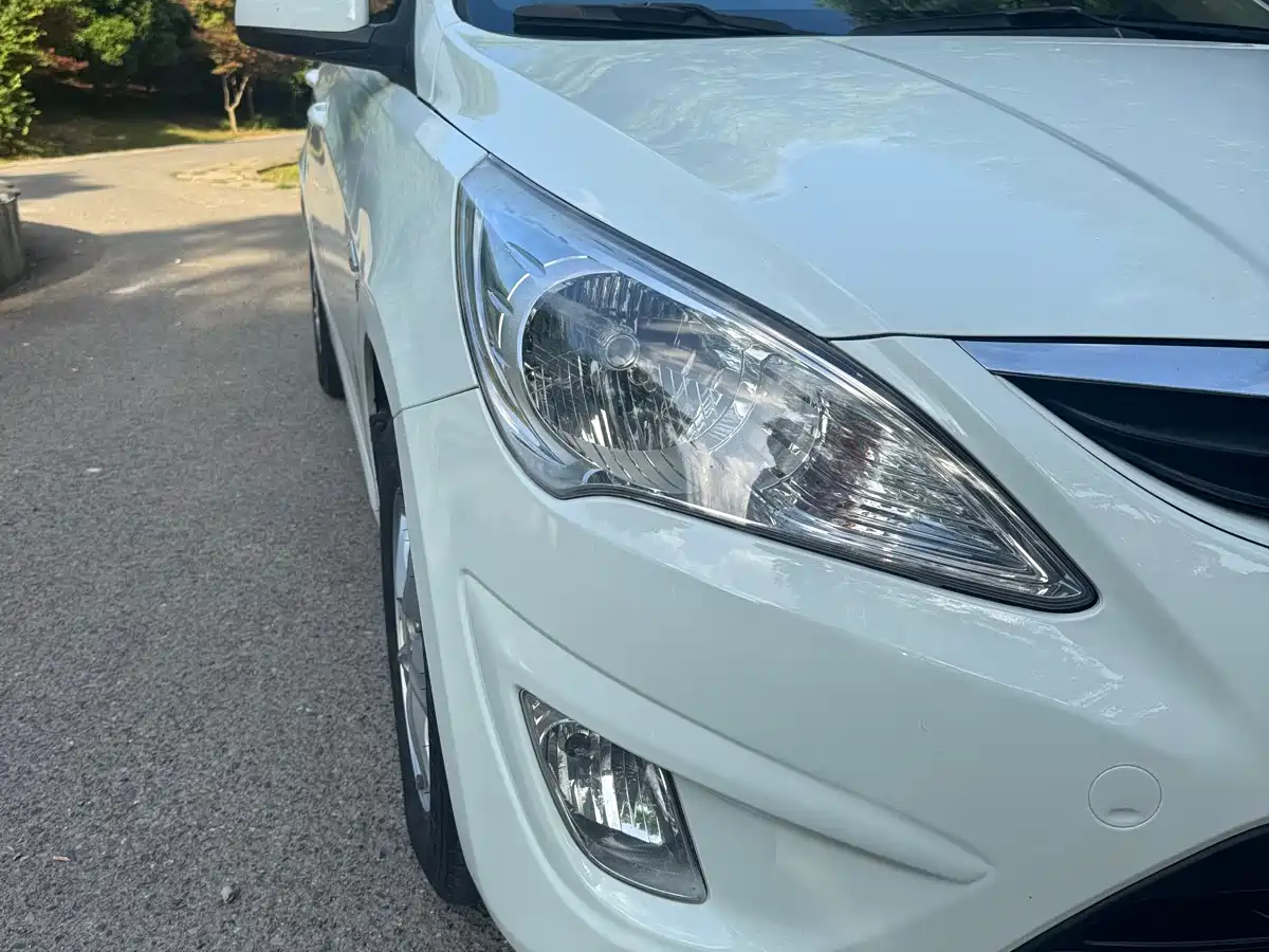 Hyundai Verna 2010 Sedan 1.4L Automatic Fashion GT фото 9