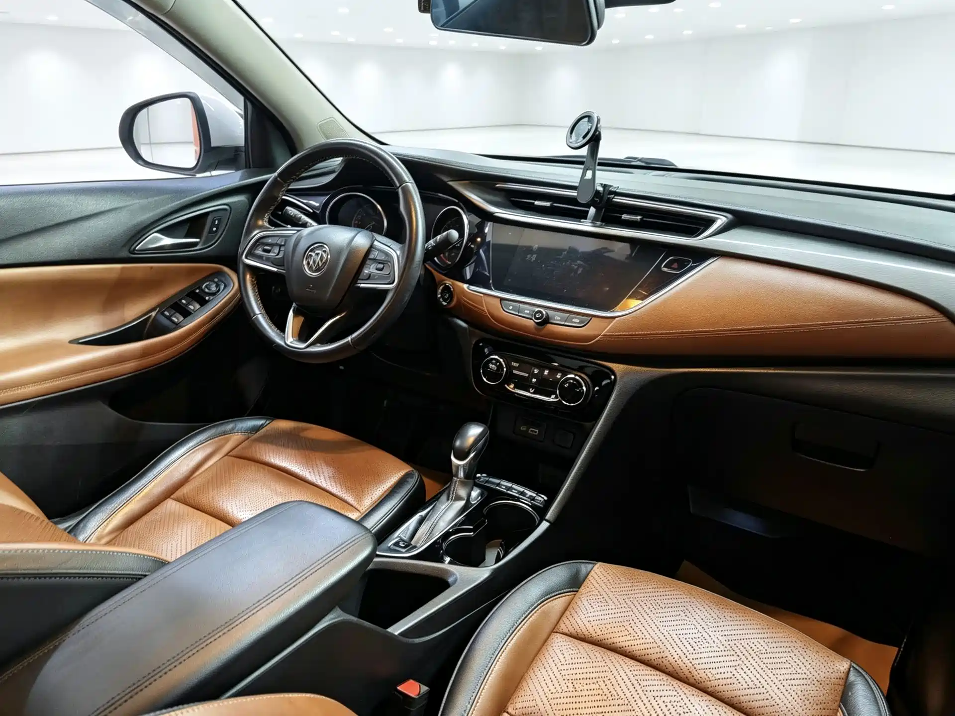 Photo 7 - Buick Encore GX