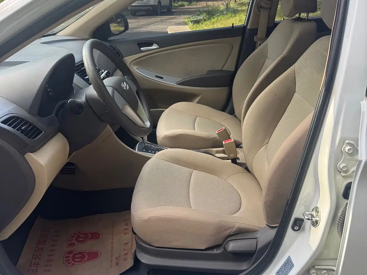 Hyundai Verna 2010 Sedan 1.4L Automatic Fashion GT фото 12