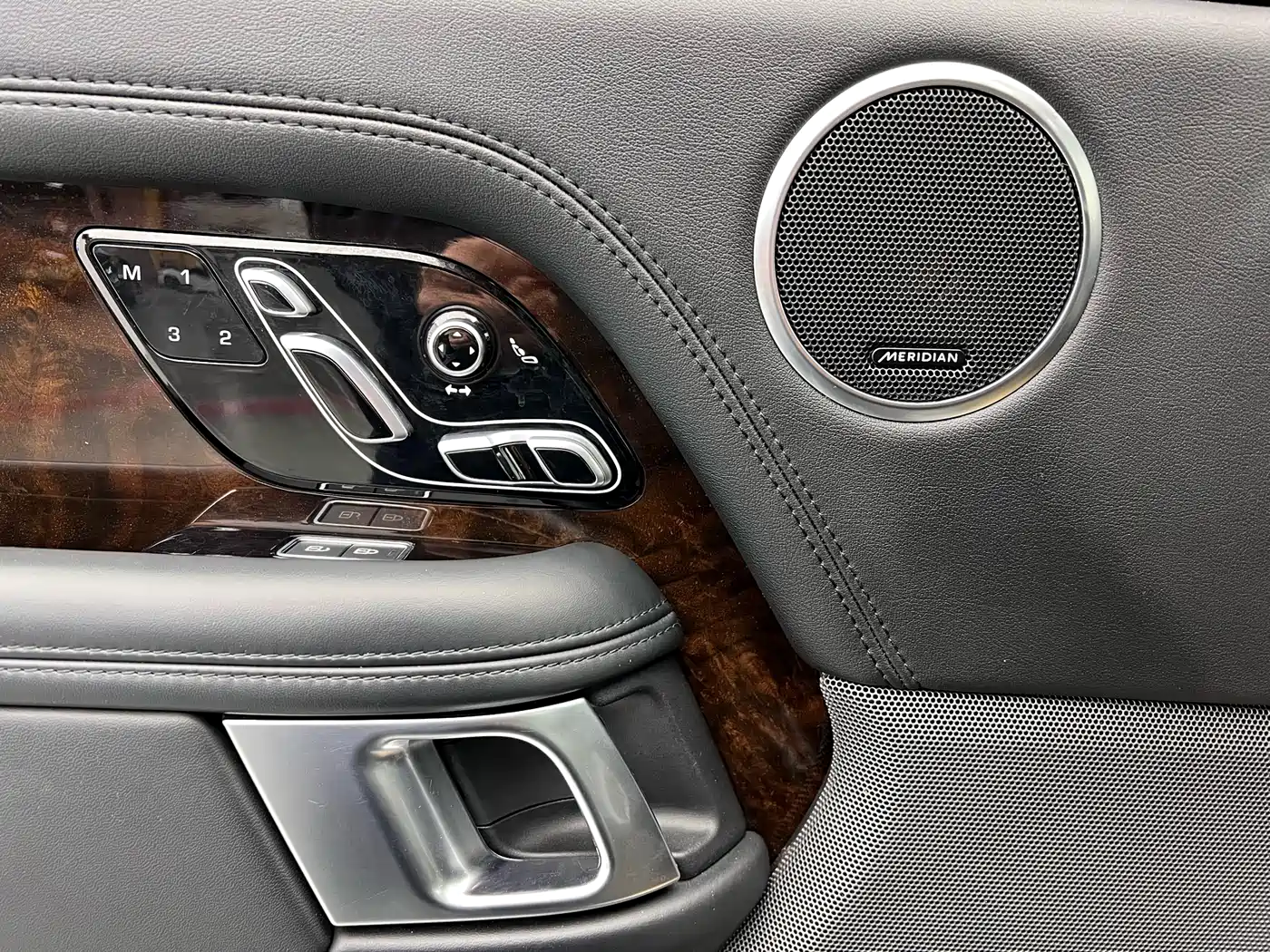 Land Rover Range Rover 2021 3.0 L6 Heritage Edition фото 7