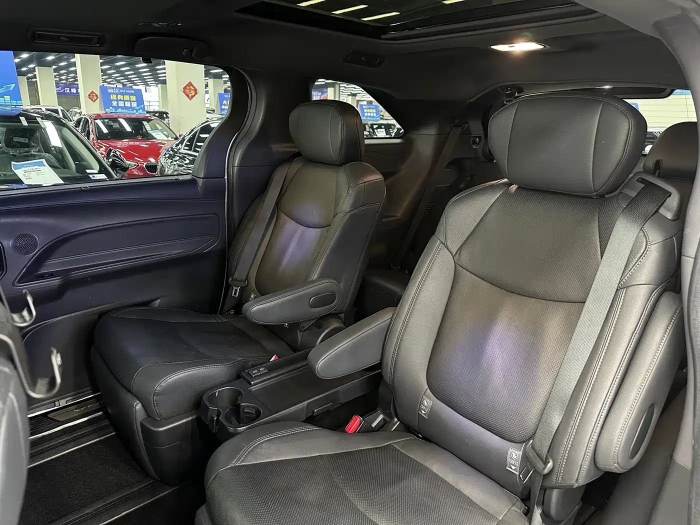 Toyota Sienna 2021 2.5L Hybrid Ultimate Edition фото 7