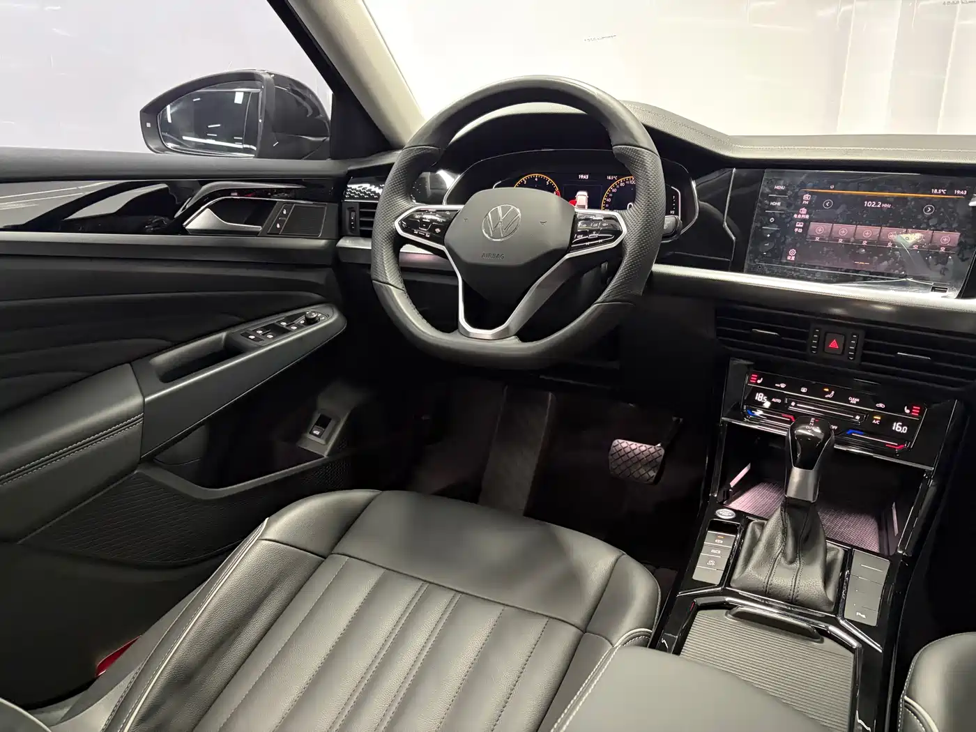 Volkswagen Passat 2023 280TSI Starlight Elite Edition фото 8