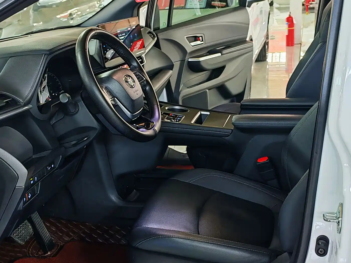 Toyota Sienna 2023 2.5L Hybrid Ultimate Edition фото 6