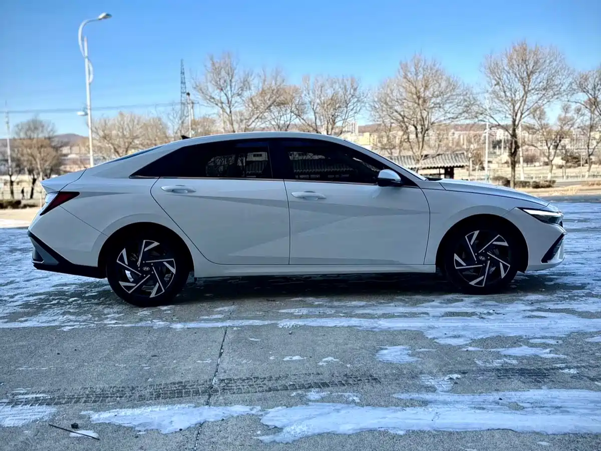 Hyundai Elantra 2023 Model 1.5L CVT LUX Premium Edition фото 7