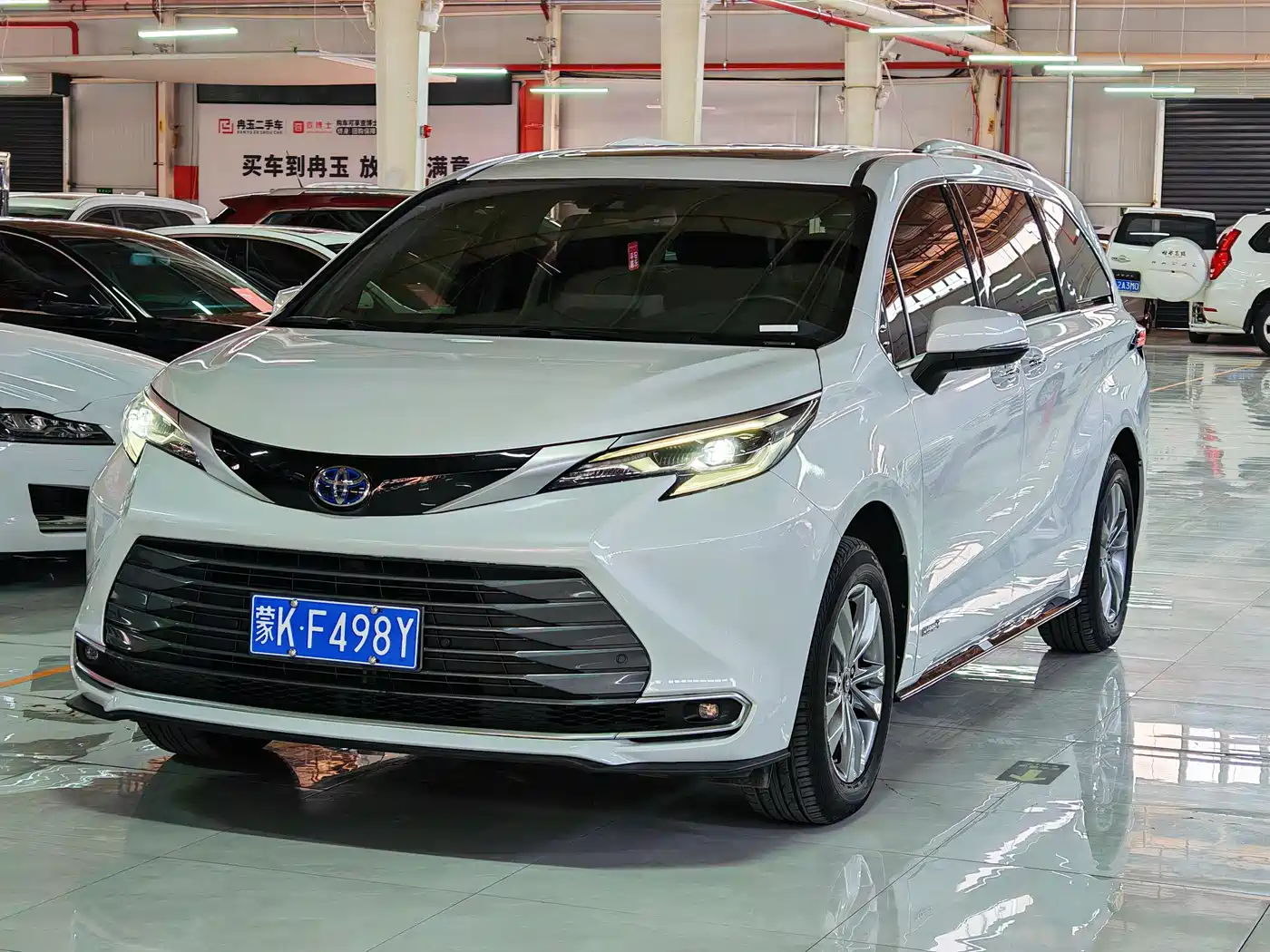 Toyota Sienna 2023 2.5L Hybrid Ultimate Edition фото 2