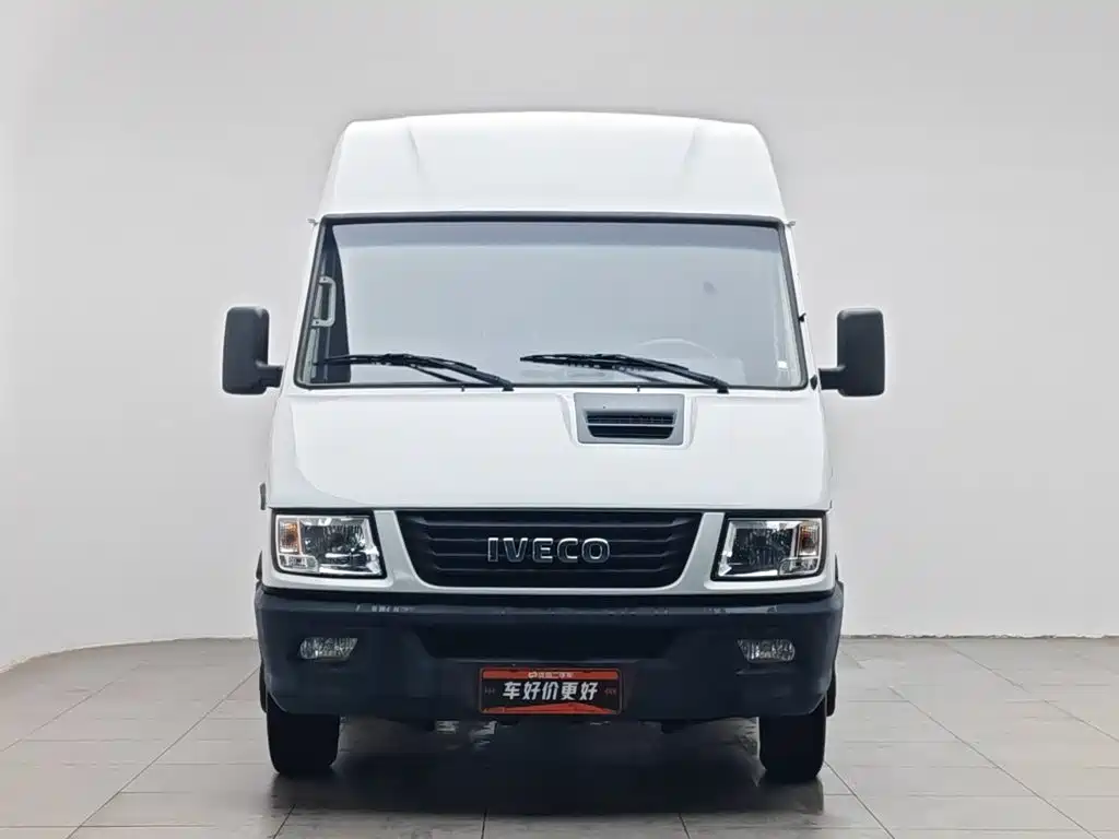 Iveco Daily 2020 2020 Model 2.8T V35 Van Dual-Tire V35 Medium Roof 3 Seats with Side Sliding Door China V