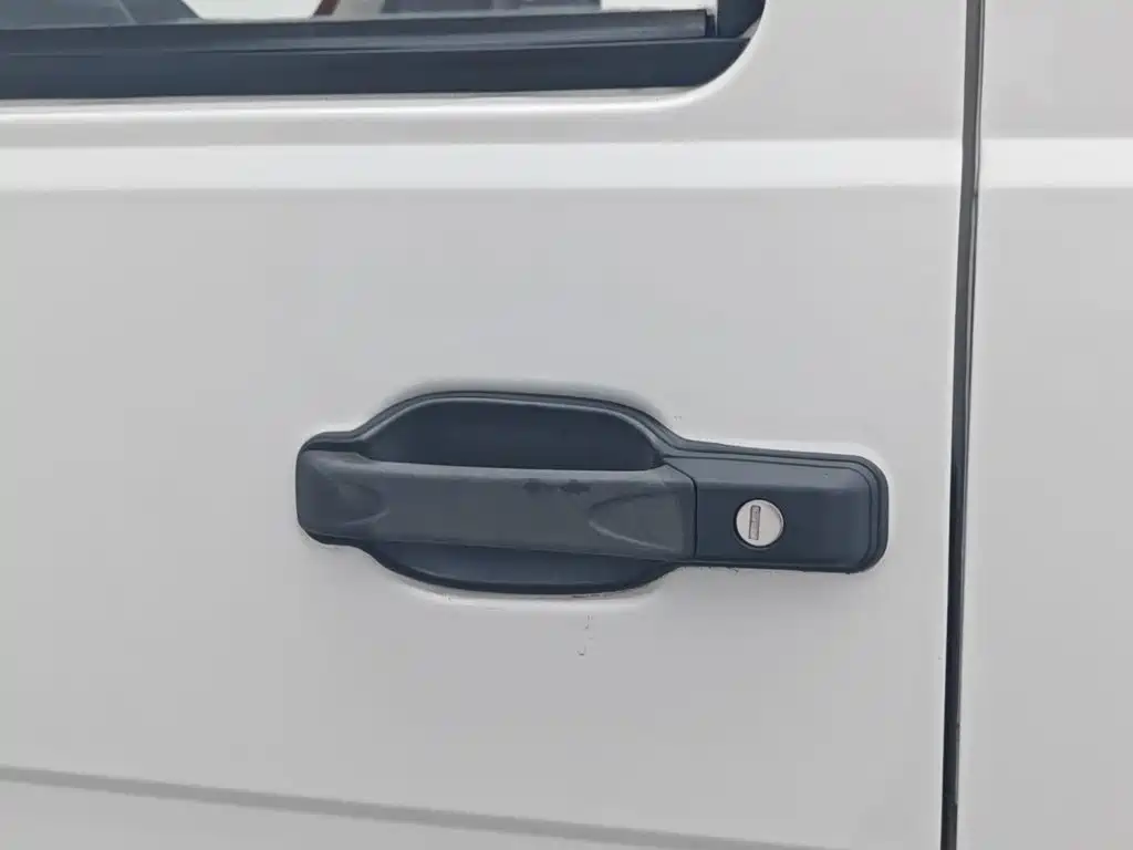 Iveco Daily 2020 2020 Model 2.8T V35 Van Dual-Tire V35 Medium Roof 3 Seats with Side Sliding Door China V