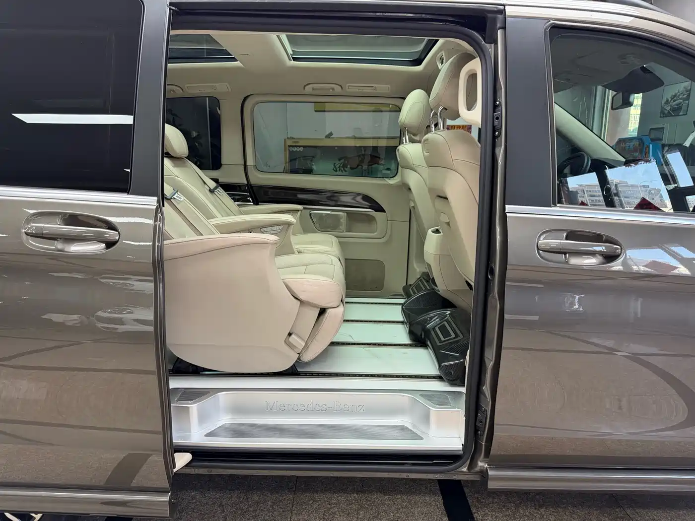 Mercedes-Benz V-Class 2017 Model V 260 Premium Edition фото 38