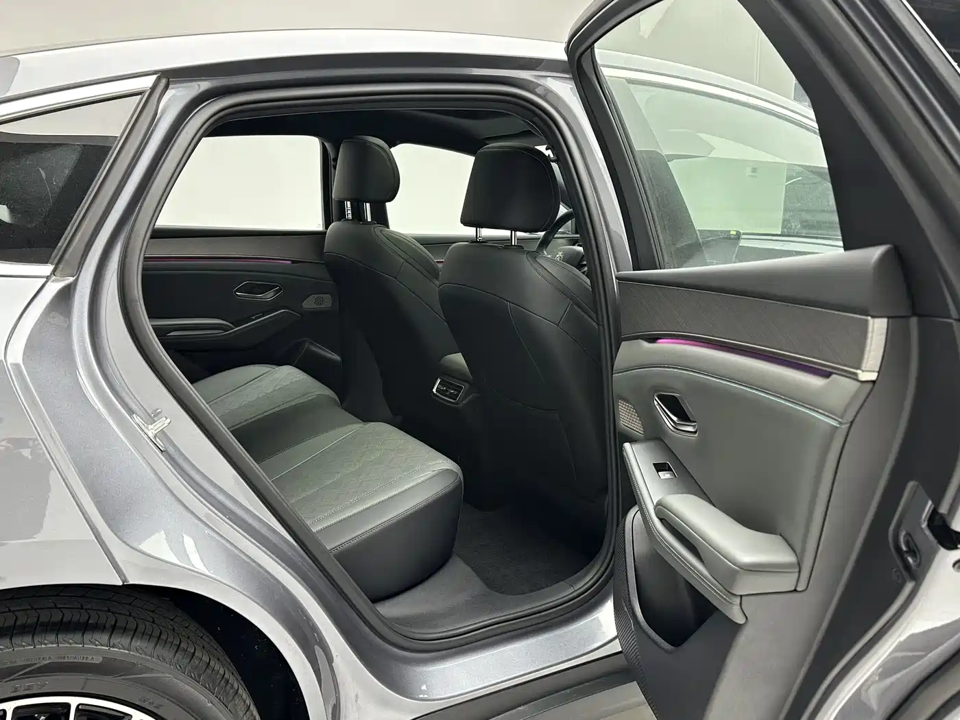 BYD Qin L 2024 DM-i 120KM Excellence Model фото 13