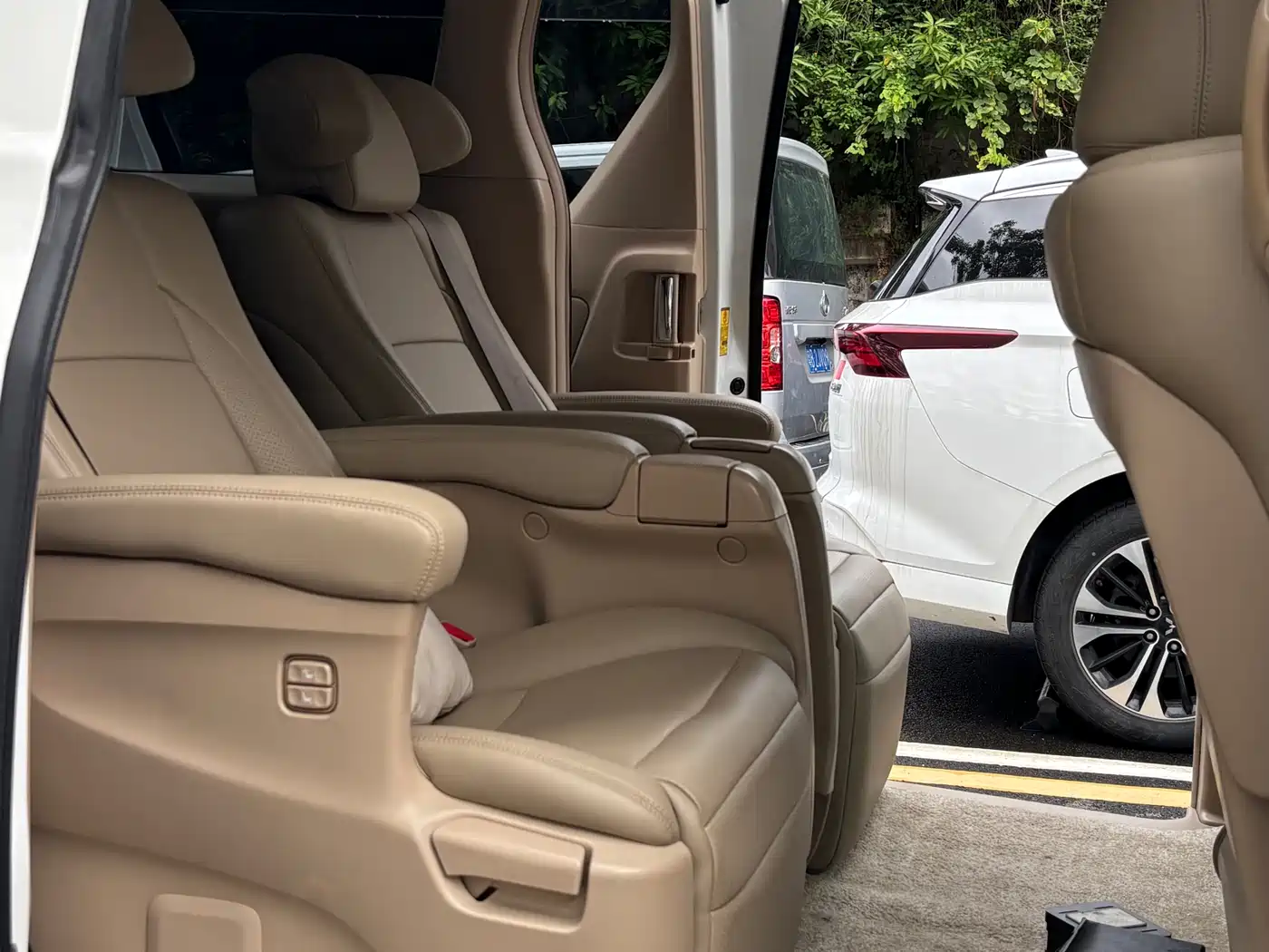 Toyota Alphard 2011 3.5L Luxury Edition фото 11