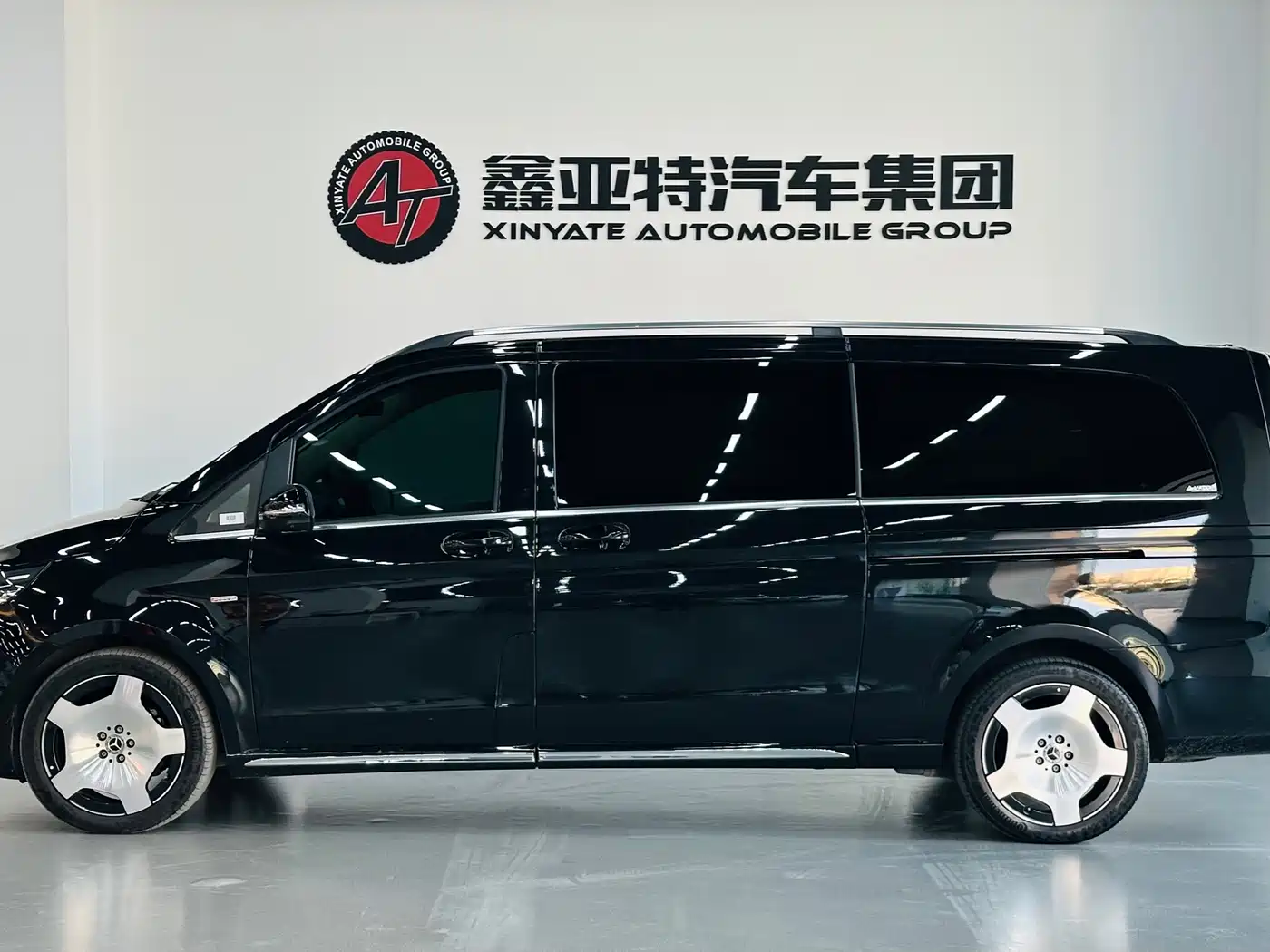 Mercedes-Benz V-Class 2024 V 300 L Long Wheelbase Luxury Edition фото 4