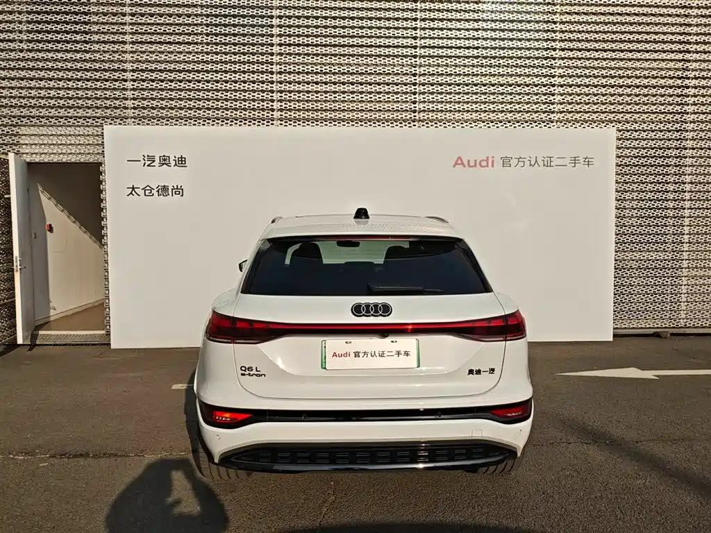 AUDI Q6L E TRON