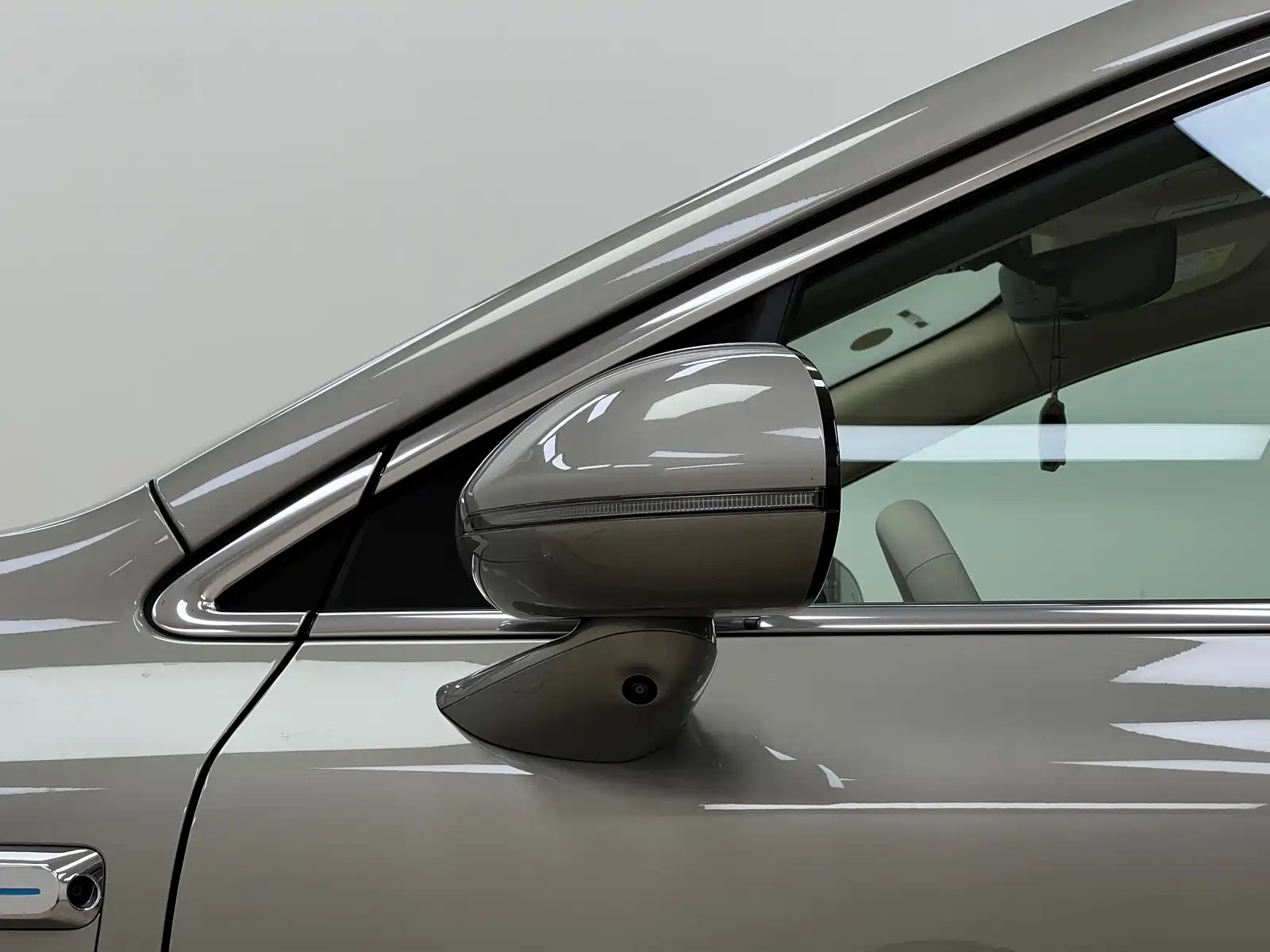 Photo 11 - Shangjie SUV