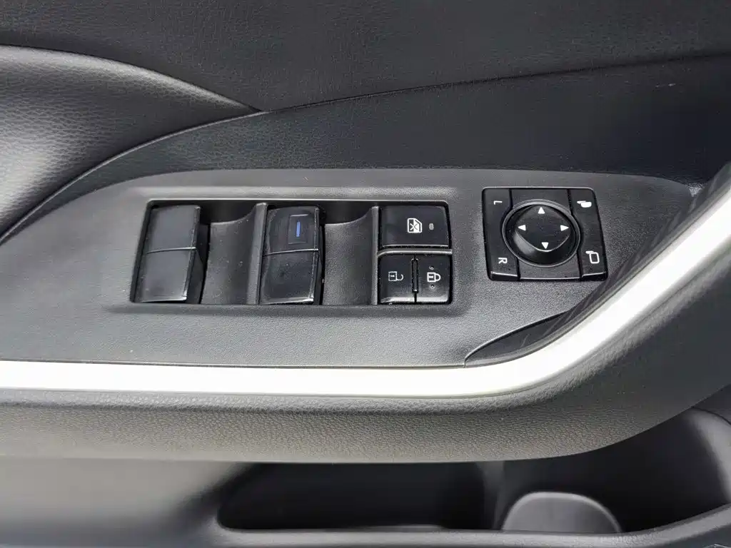 Фото 9 - Toyota RAV4