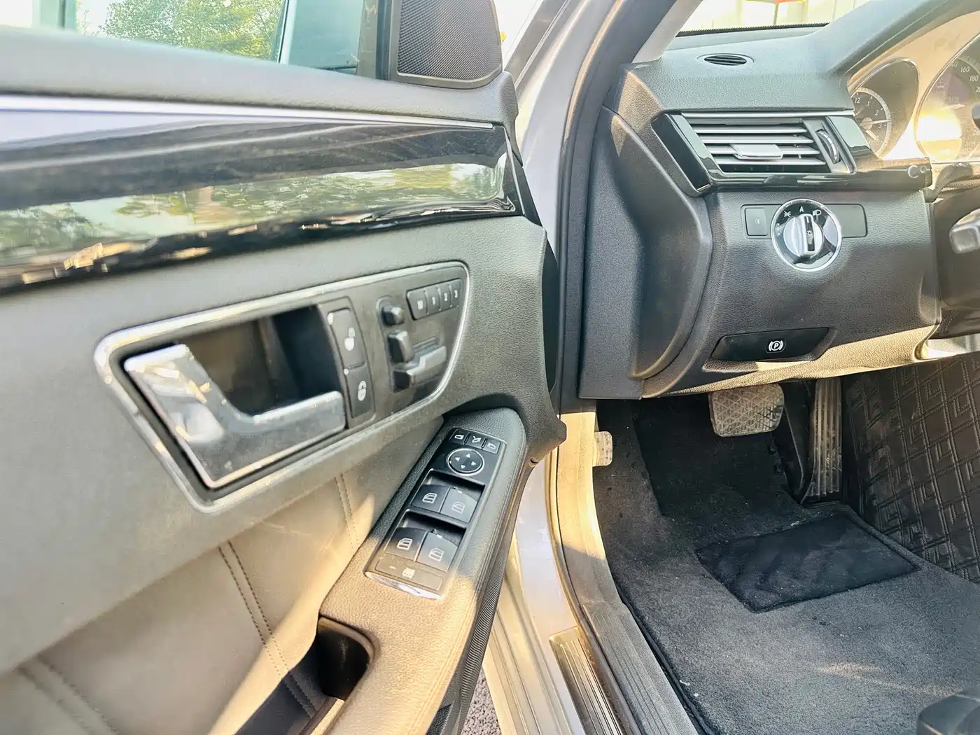 Mercedes-Benz E-Class 2010 E 300 L Fashion фото 14