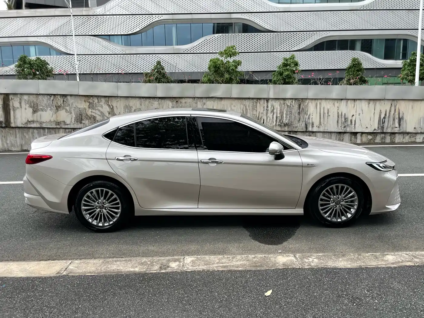 Toyota Camry 2024 Hybrid 2.0HGVP Luxury Edition фото 8