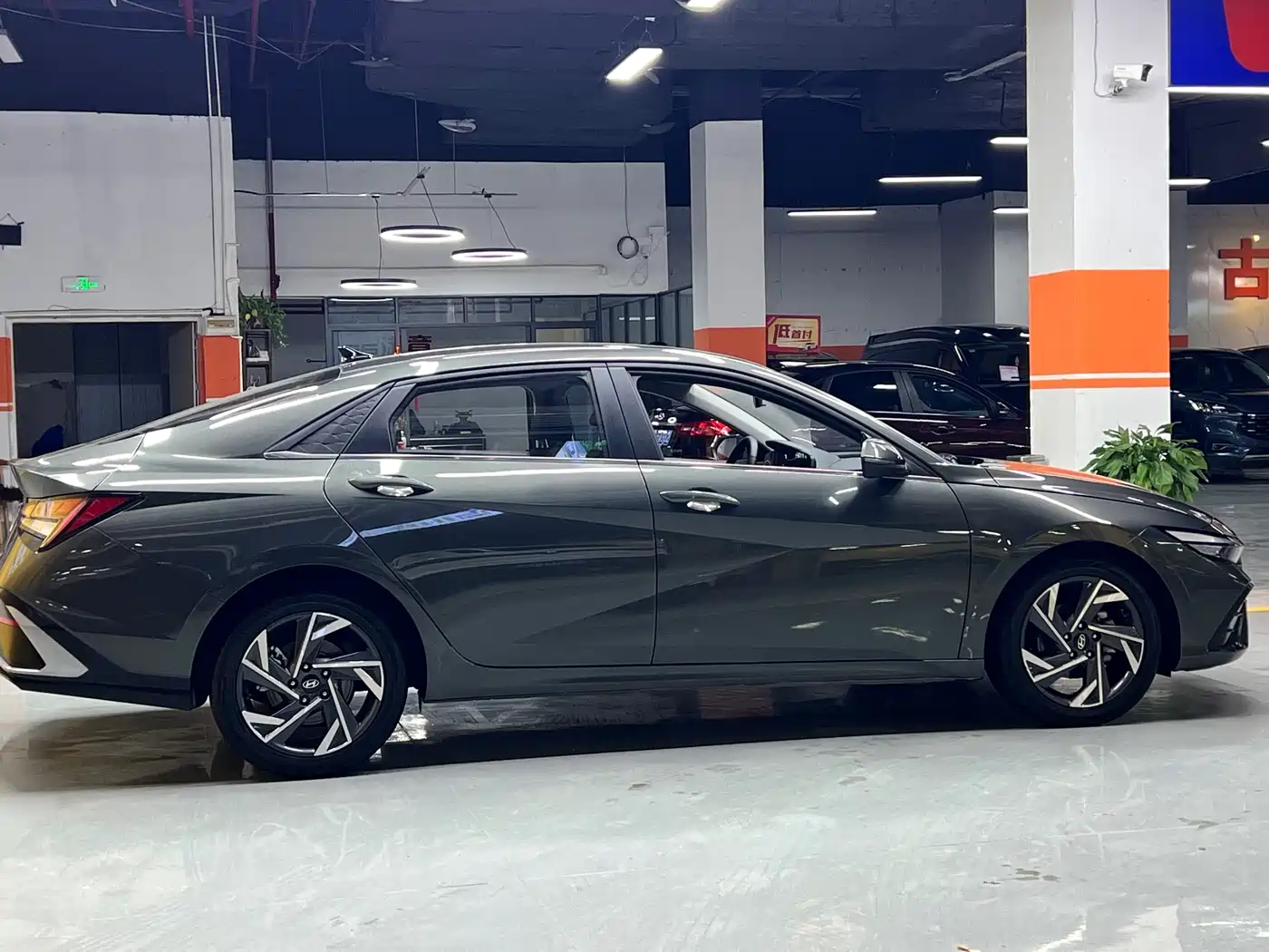 Hyundai Elantra 2023 Model 1.5L CVT LUX Premium Edition фото 8