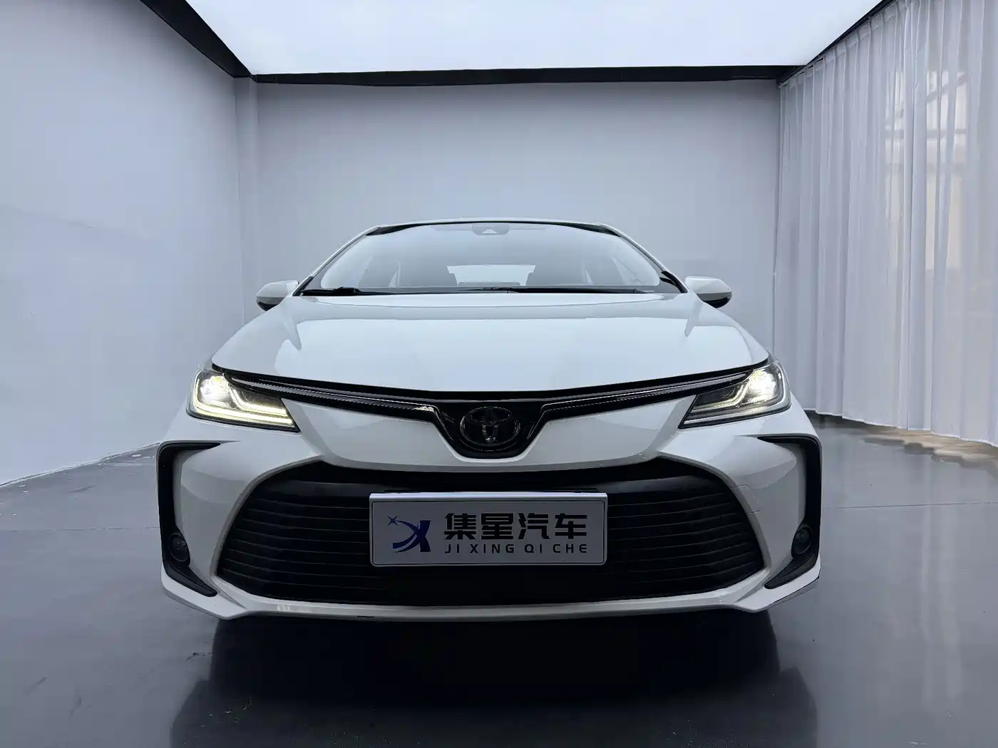 Фото 2 - Toyota Corolla