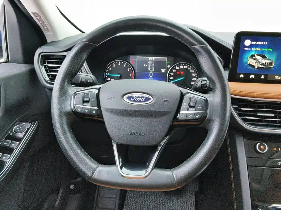 Фото 15 - Ford Escape