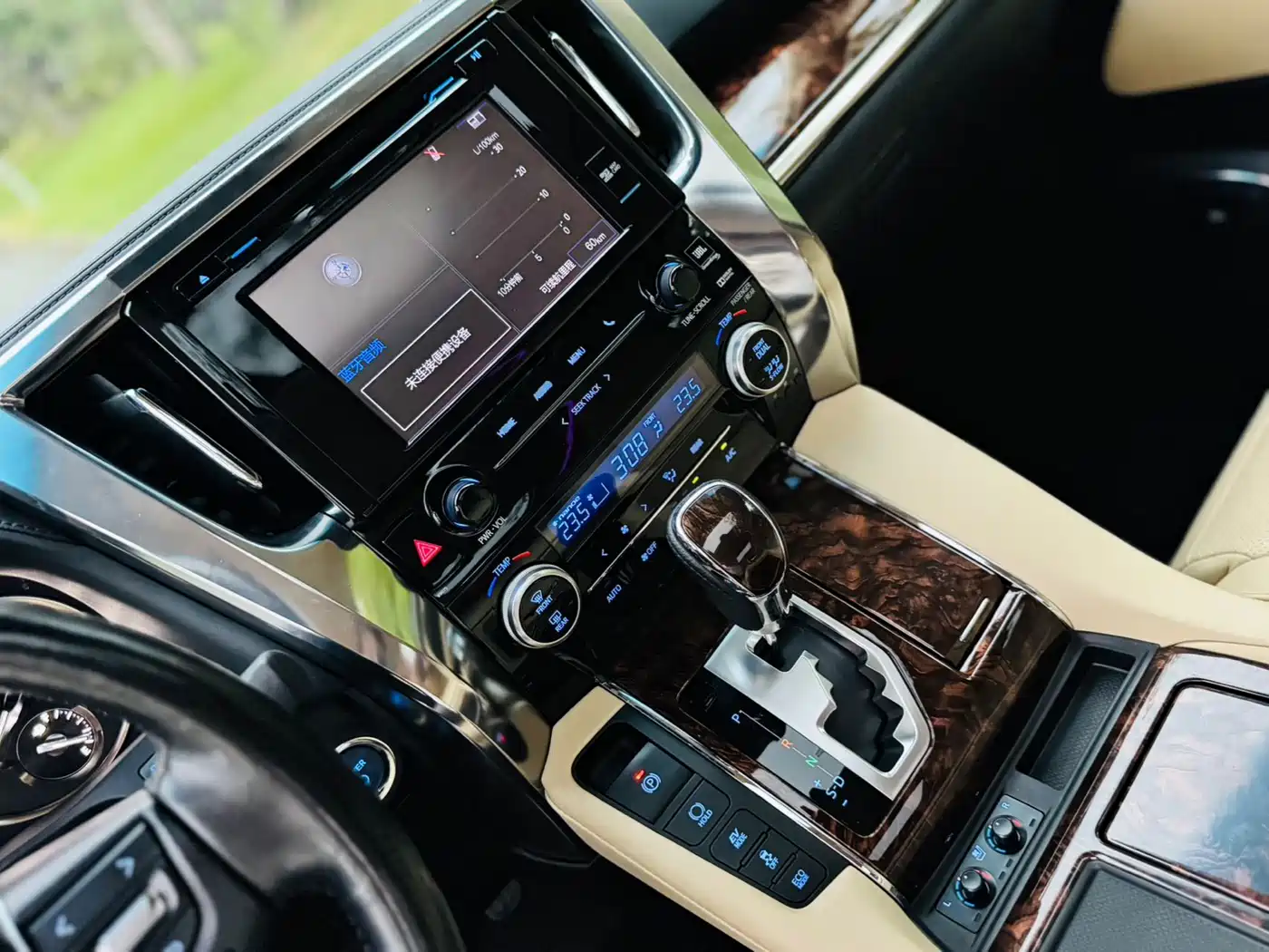Toyota Alphard 2019 Hybrid 2.5L Luxury фото 20