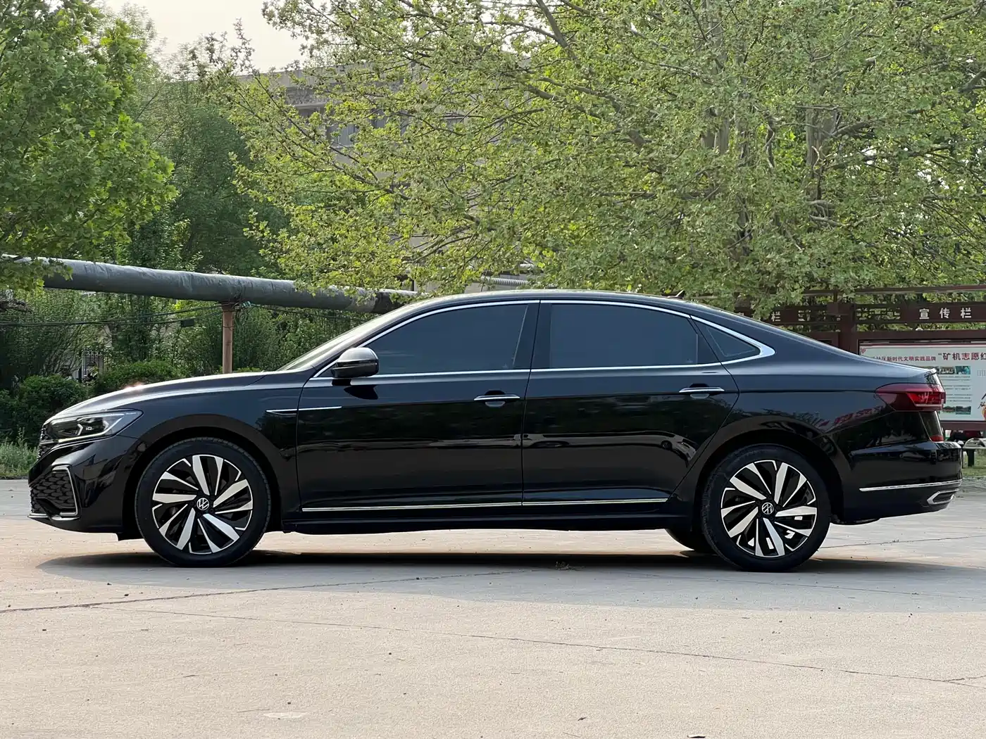 Volkswagen Passat 2022 330TSI Starlight Luxury Edition фото 4