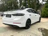 Photo 11 - Hyundai Elantra