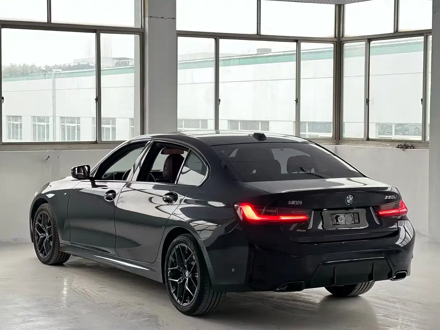 BMW 3 Series 2025 330Li M Sport Night Edition фото 6