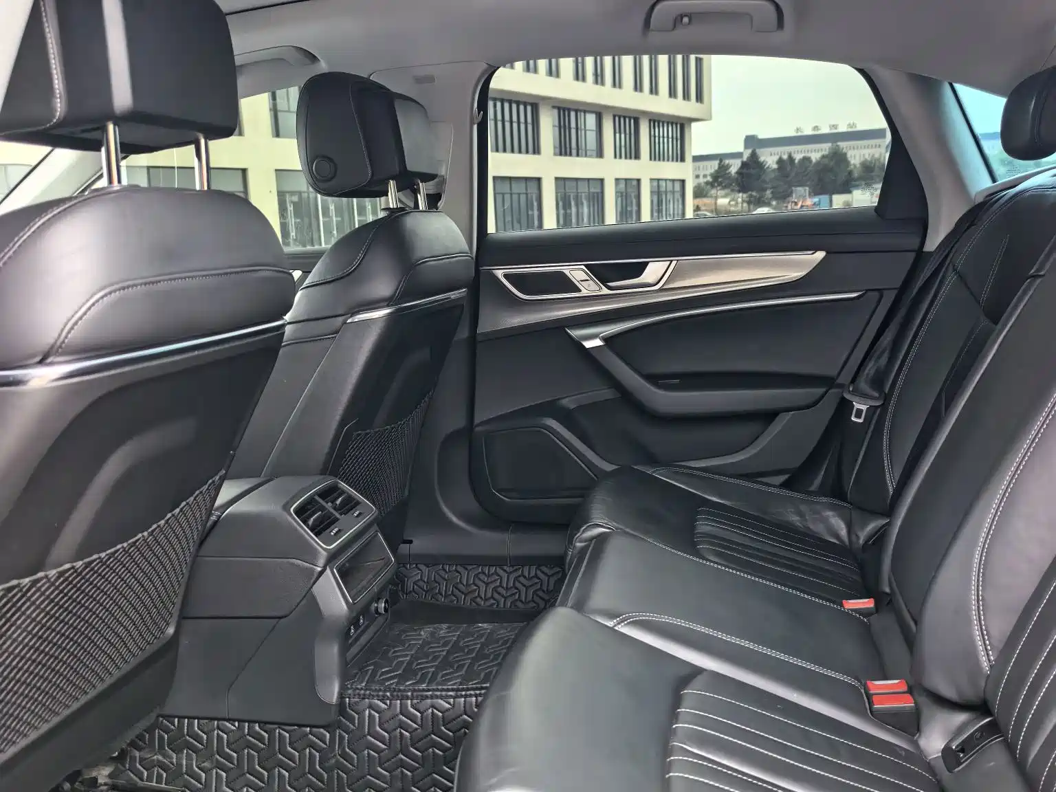 Фото 8 - Audi A6L