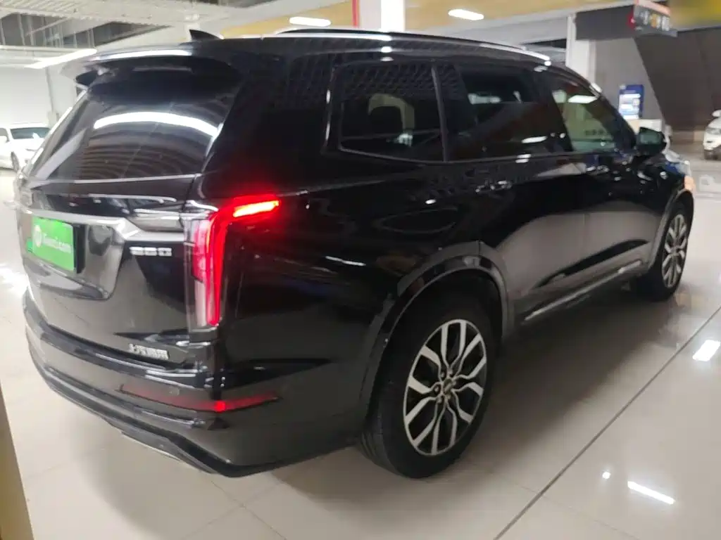 Photo 7 - Cadillac XT6