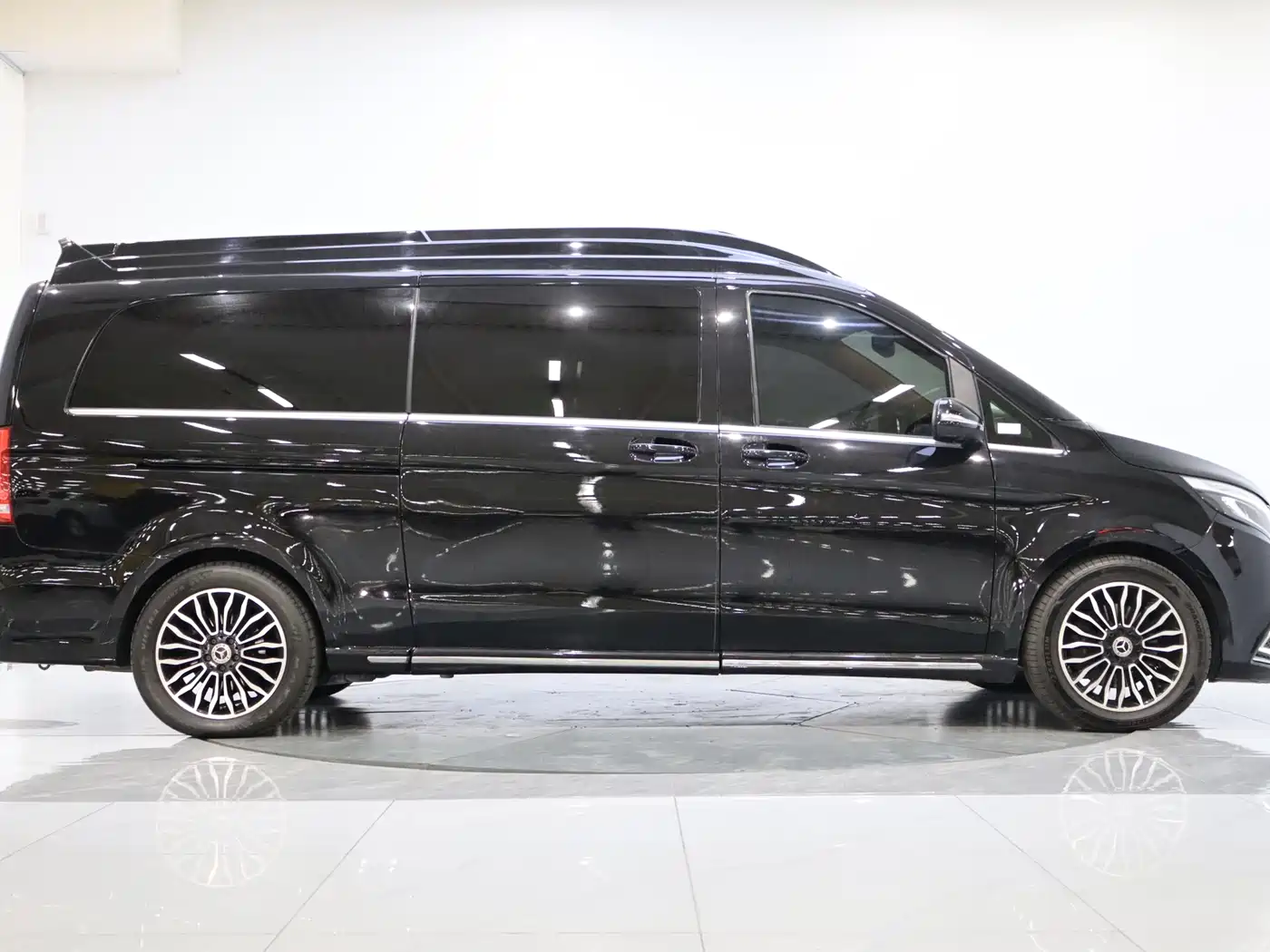 Mercedes-Benz V-Class 2018 V 260 L Premium Long Wheelbase Edition China VI фото 7