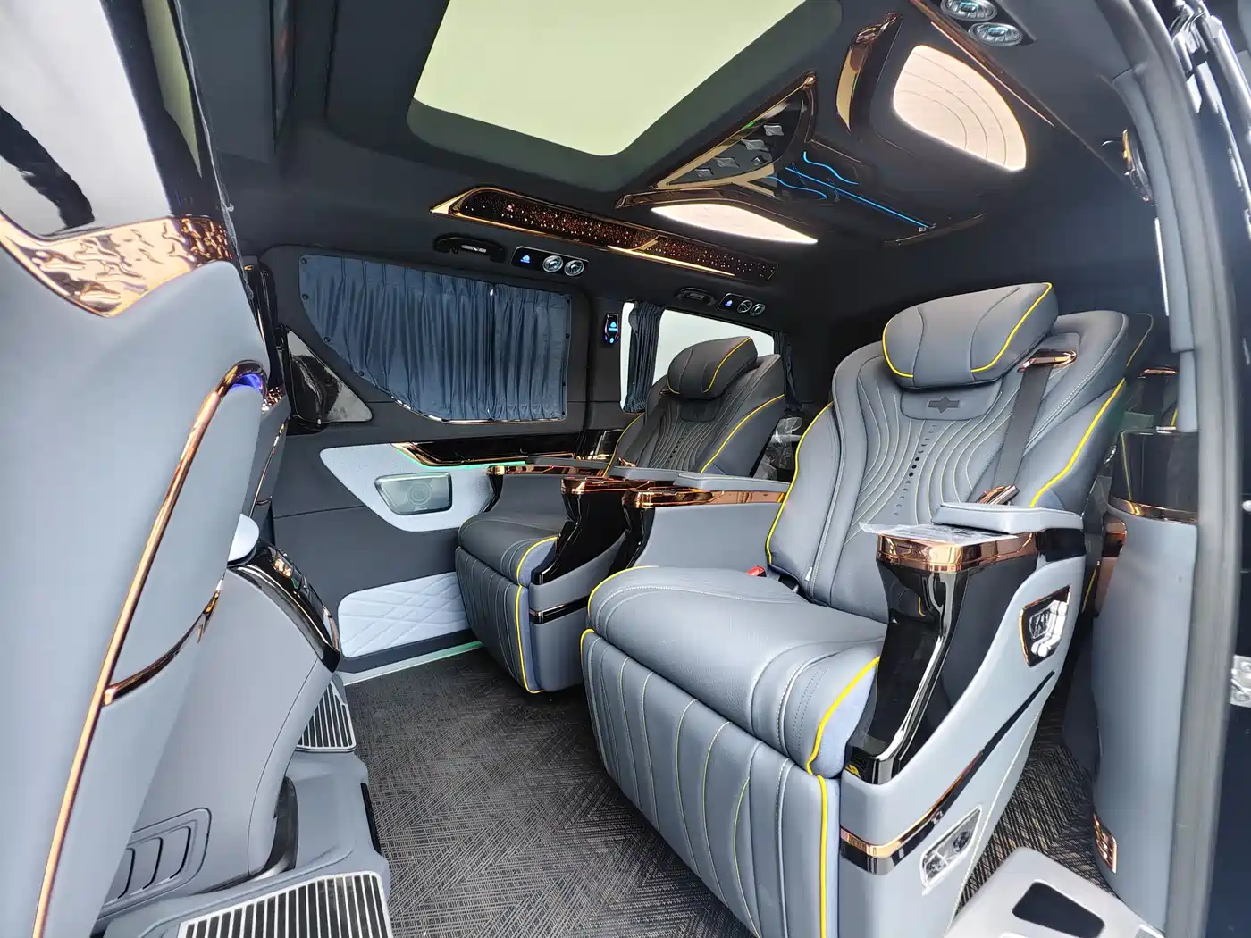 Mercedes-Benz V-Class 2024 V 300 L Long Wheelbase Premium фото 13