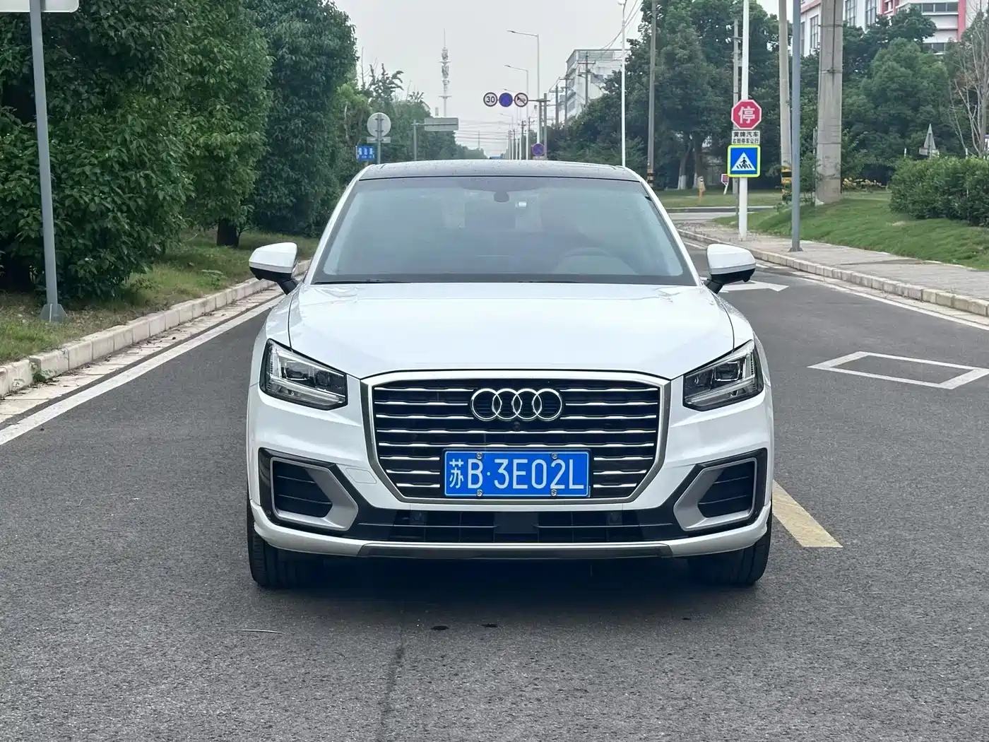 Photo 2 - Audi Q2L