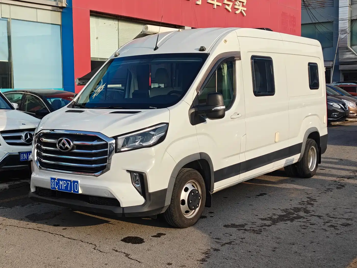 SAIC Maxus MAXUS V90 RV 2021 2.0T Travel Home V90 Self-Contained Class B RV Luxury Transverse Bed