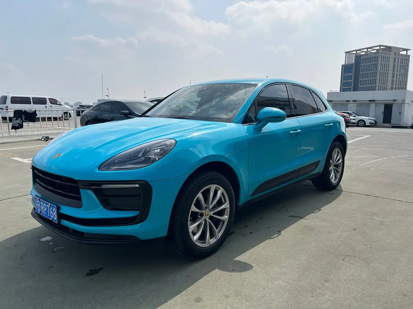 PORSCHE MACAN